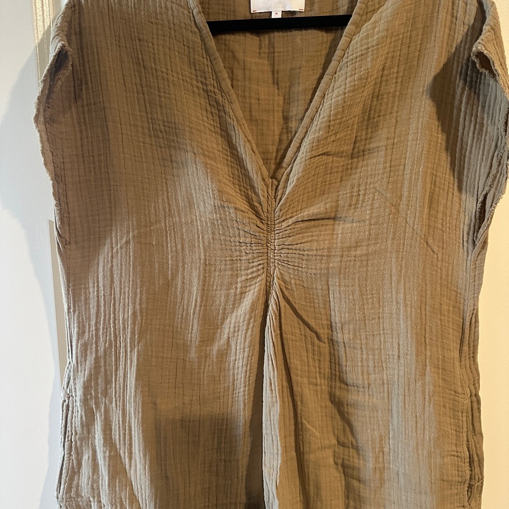 Xirena Women’s Tan V-Neck Gathered Front Dress medium